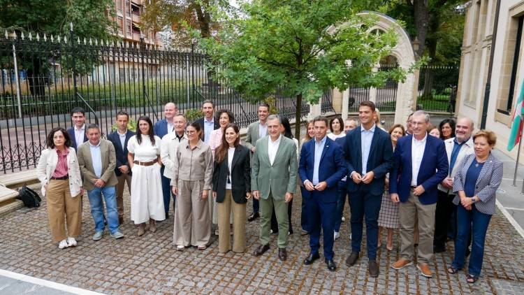 EAJ-PNVk bilera egin du bere legebiltzar taldearekin Aitor Esteban EBBko presidentearekin eta Imanol Pradales Lehendakariarekin