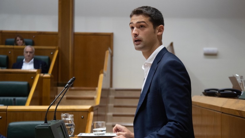 Joseba Díez Antxustegik komunikabideen autonomia defendatzen du eta egiarekiko konpromisoa eskatzen du buloen aurka borrokatzeko