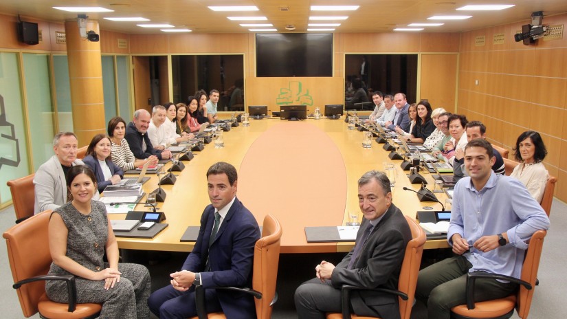 EAJ-PNVk bere talde parlamentarioa batzartu du Aitor Esteban EBBko presidentearekin eta Pradales Lehendakariarekin
