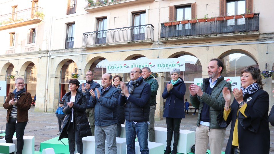 Mitina. Zumarraga. Andoni Ortuzar, Maribel Vaquero, Joseba Agirretxea 