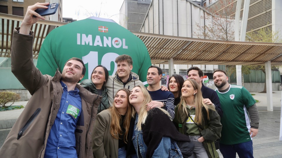 21-A Imanol Pradales, Julen Karrion, Oihane Agirregoitia, políticas de juventud y selecciones vascas