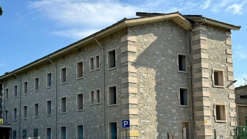 EAJ-PNVk eskatu du Aranako errefuxiatuen makrozentroa geldiaraztea Eusko Legebiltzarrean